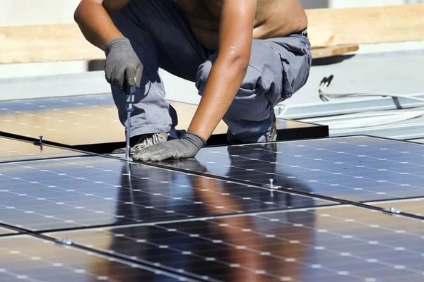 Arbeiter setzen Photovoltaik-Paneele — Stockfoto