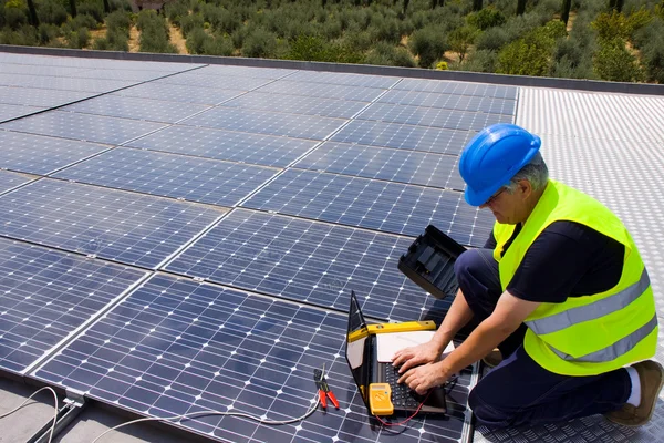 Engineer testing solar panels — Stock Photo, Image