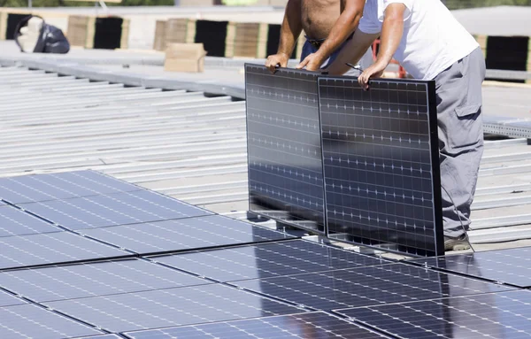 işçiler fotovoltaik paneller ayarlama