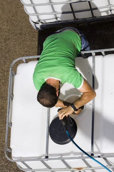 Workers set photovoltaic panels — Stock Photo, Image