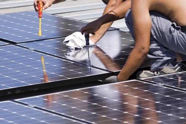 Trabalhadores definir painéis fotovoltaicos — Fotografia de Stock