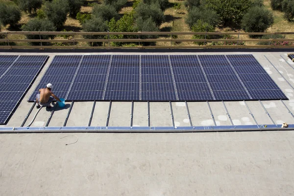 I lavoratori impostano pannelli fotovoltaici — Foto Stock