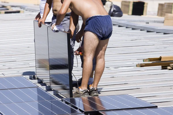 işçiler fotovoltaik paneller ayarlama