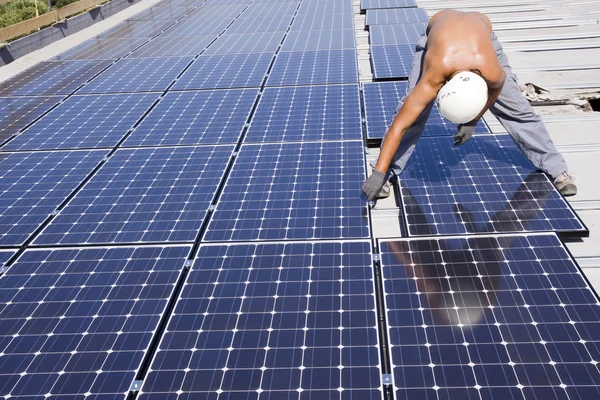 Los trabajadores establecen paneles fotovoltaicos —  Fotos de Stock