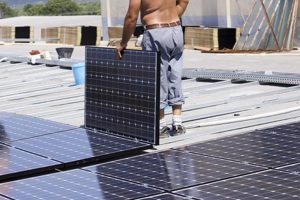 Les travailleurs établissent des panneaux photovoltaïques — Photo