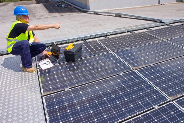 Ingenieur testen zonnepanelen — Stockfoto