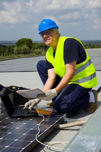 Engineer testing solar panels — Stock Photo, Image