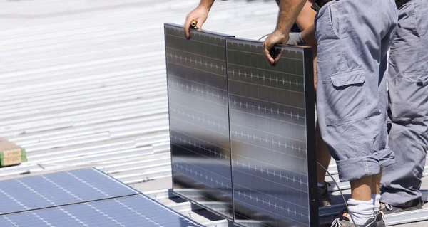 Les travailleurs établissent des panneaux photovoltaïques — Photo