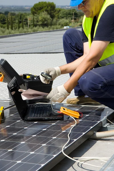 Inženýr testování solárních panelů — Stock fotografie