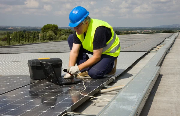 Ingeniero de pruebas de paneles solares — Foto de Stock