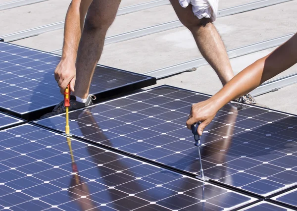 労働者は、太陽光発電パネルを設定します。 — ストック写真