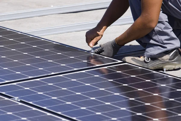 Pracovníci sada fotovoltaických panelů — Stock fotografie