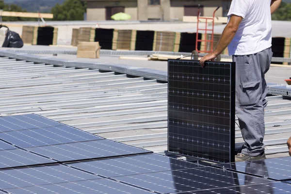 Les travailleurs établissent des panneaux photovoltaïques — Photo