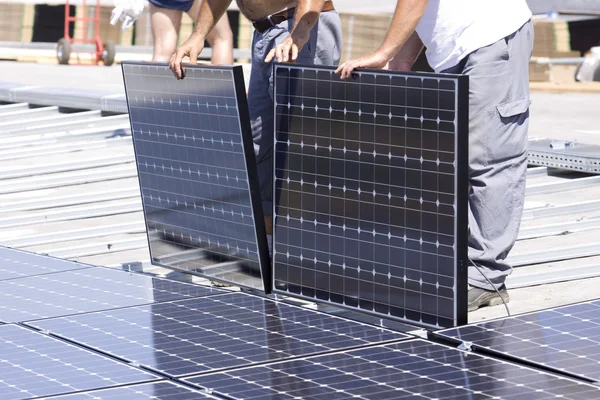 Los trabajadores establecen paneles fotovoltaicos — Foto de Stock