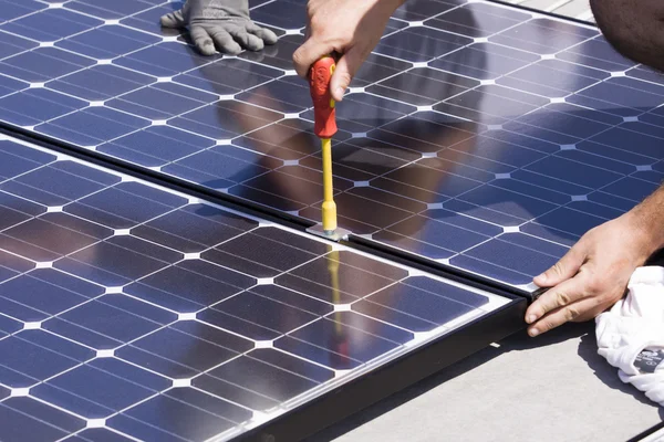Arbetstagare som solceller paneler — Stockfoto