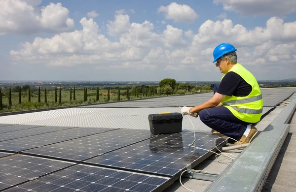 Ingenieur testen zonnepanelen — Stockfoto