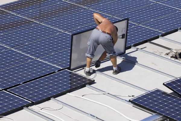 I lavoratori impostano pannelli fotovoltaici — Foto Stock