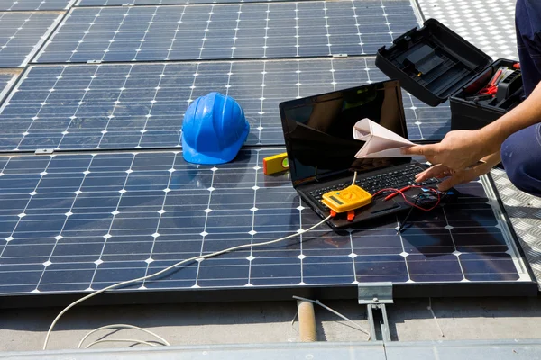 Ingenieur testen zonnepanelen Stockfoto