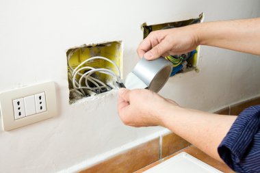 elektricien stelt de aansluiting
