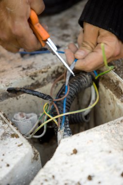 Elektrikçi elektrik kablosunu harici kontrol eder.