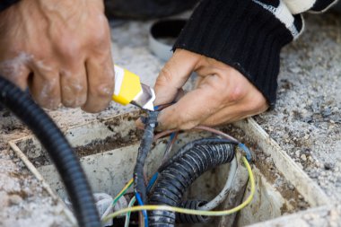 Elektrikçi elektrik kablosunu harici kontrol eder.