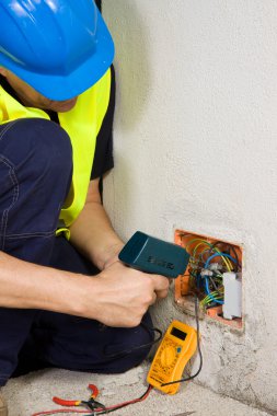 üst düzey elektrikçi elektrik sistemi onarma