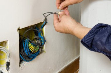 elektricien stelt de aansluiting