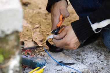 Elektrikçi elektrik kablosunu harici kontrol eder.