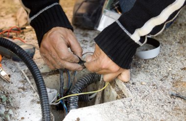 Elektrikçi elektrik kablosunu harici kontrol eder.