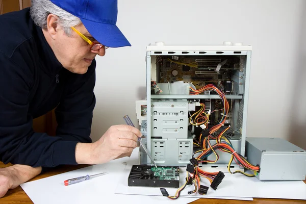 Senior elektrikář opravovat procesor — Stock fotografie