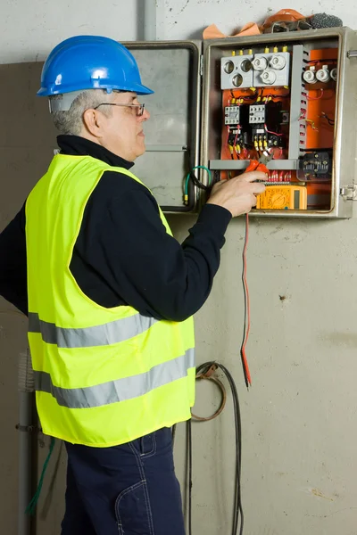 Üst düzey elektrikçi elektrik paneli kontrol edin — Stok fotoğraf