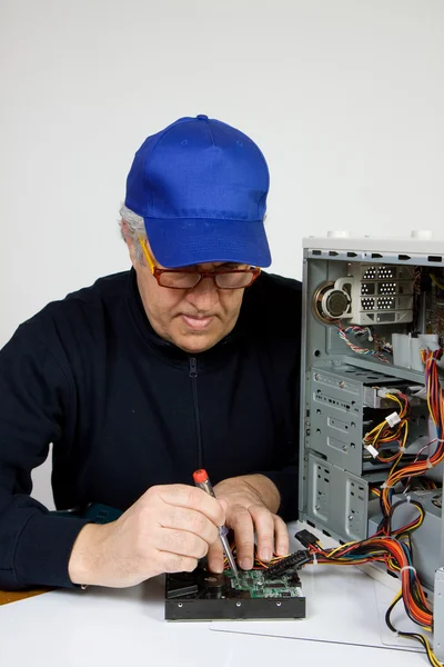 Elettrotecnico senior che ripara processore — Foto Stock