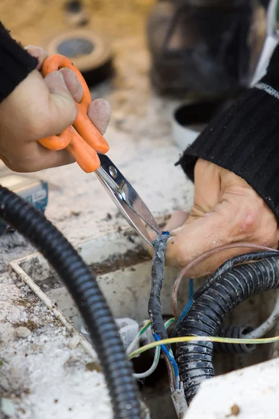 Elektriker kontrollerar yttre elektrisk kabel — Stockfoto