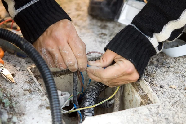 Elektriker überprüft externes Stromkabel — Stockfoto