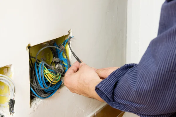 Elektrikář nastaví socket — Stock fotografie