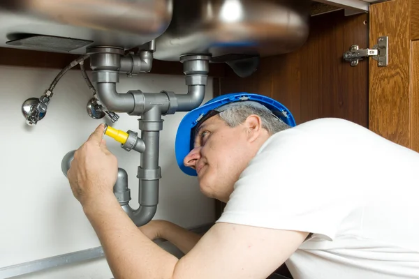 Senior Installateur repariert Wasserkessel — Stockfoto