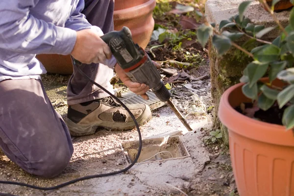 Elektriker überprüft externes Stromkabel — Stockfoto