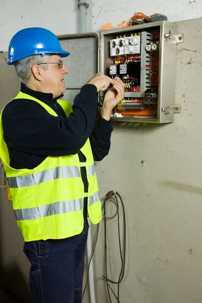 Üst düzey elektrikçi elektrik paneli kontrol edin — Stok fotoğraf