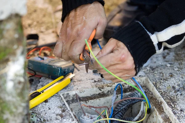 Elektriker kontrollerar yttre elektrisk kabel — Stockfoto