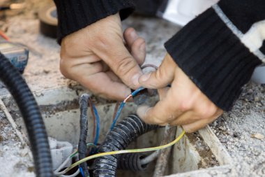 Elektrikçi elektrik kablosunu harici kontrol eder.