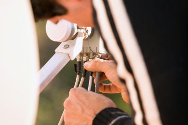 Elektrikçi elektrik kablosunu harici kontrol eder.