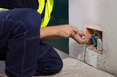 üst düzey elektrikçi elektrik sistemi onarma