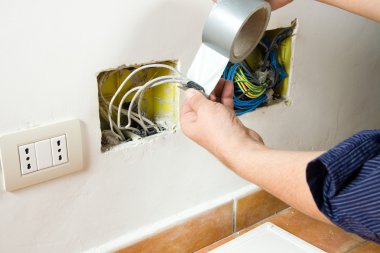 elektricien stelt de aansluiting