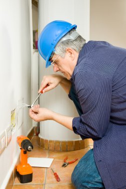 elektricien stelt de aansluiting