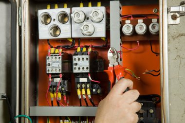 üst düzey elektrikçi elektrik paneli kontrol edin