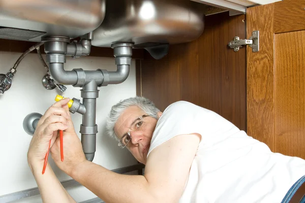 Senior Plumber repairing water boiler — Stock Photo, Image