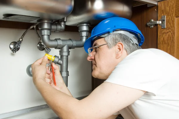 Plombier principal réparer la chaudière à eau Photo De Stock