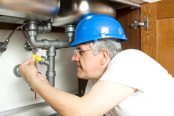 Senior encanador reparação caldeira de água Imagem De Stock