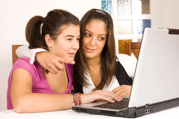 Studenten und Computer — Stockfoto