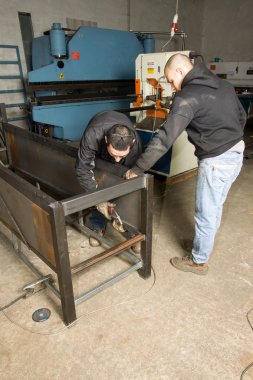 erkek çelik ile çalışma